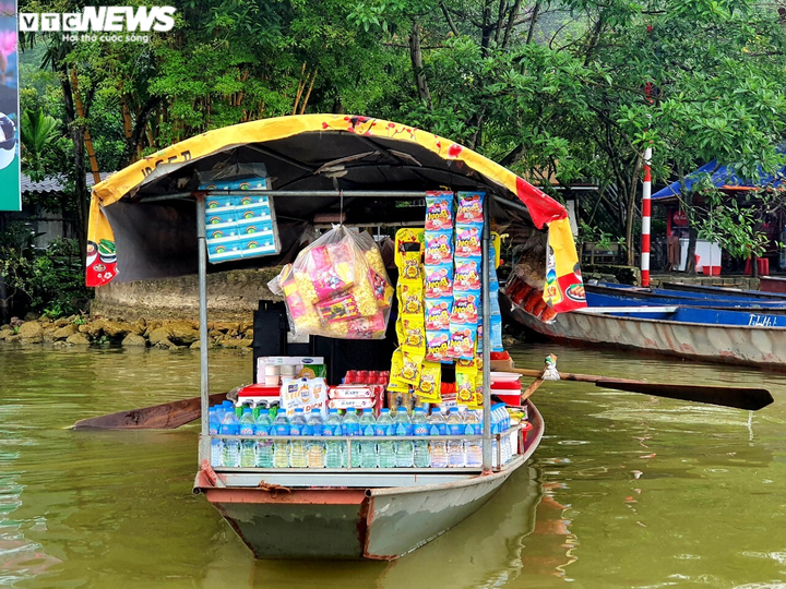 Du khách không đeo khẩu trang, vô tư đánh bài trên đò khi trẩy hội chùa Hương - 8