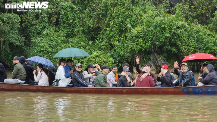 Du khách không đeo khẩu trang, vô tư đánh bài trên đò khi trẩy hội chùa Hương - 4