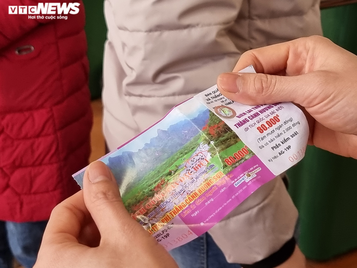 Du khách không đeo khẩu trang, vô tư đánh bài trên đò khi trẩy hội chùa Hương - 10