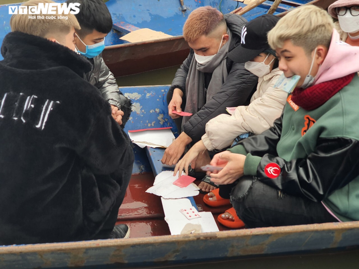 Du khách không đeo khẩu trang, vô tư đánh bài trên đò khi trẩy hội chùa Hương - 6