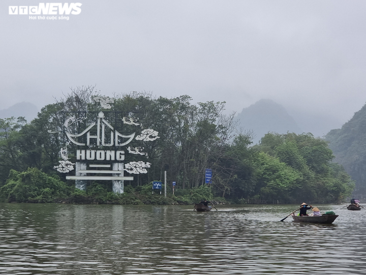 Du khách không đeo khẩu trang, vô tư đánh bài trên đò khi trẩy hội chùa Hương - 2