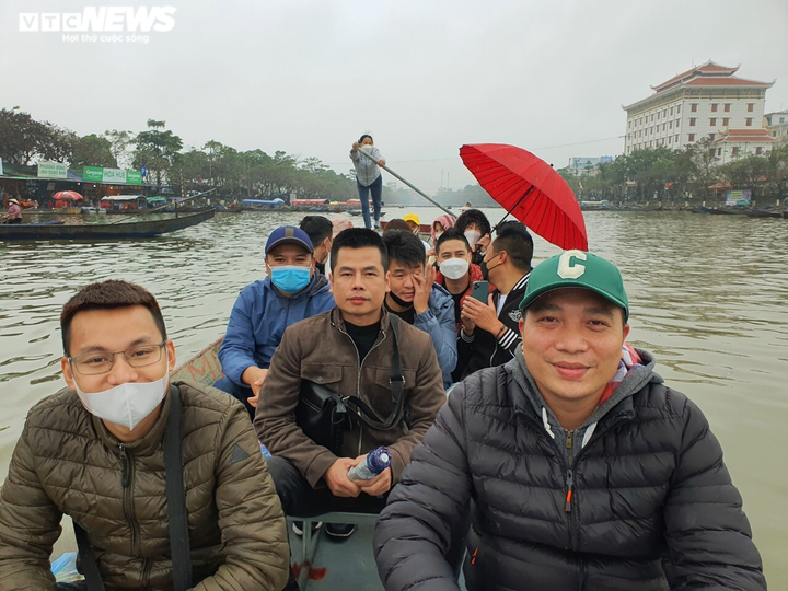 Du khách không đeo khẩu trang, vô tư đánh bài trên đò khi trẩy hội chùa Hương - 5