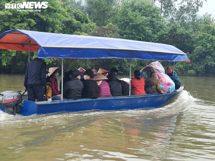 Du khách không đeo khẩu trang, vô tư đánh bài trên đò khi trẩy hội chùa Hương - 9