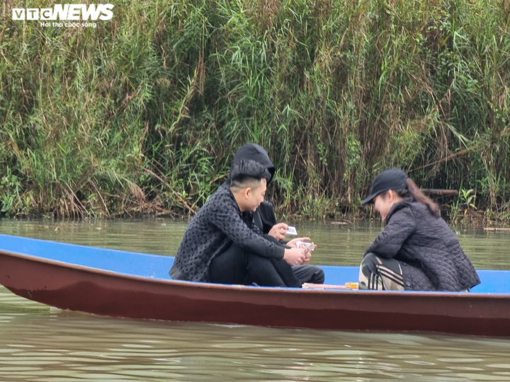 Du khách không đeo khẩu trang, vô tư đánh bài trên đò khi trẩy hội chùa Hương - 7