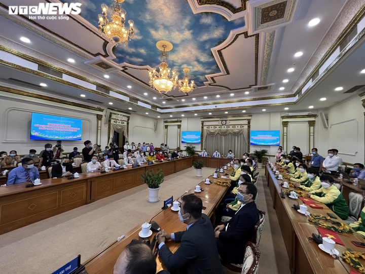 Tuyển nữ Việt Nam được CĐV chào đón, diễu hành trên xe buýt 2 tầng ở TP.HCM - 8