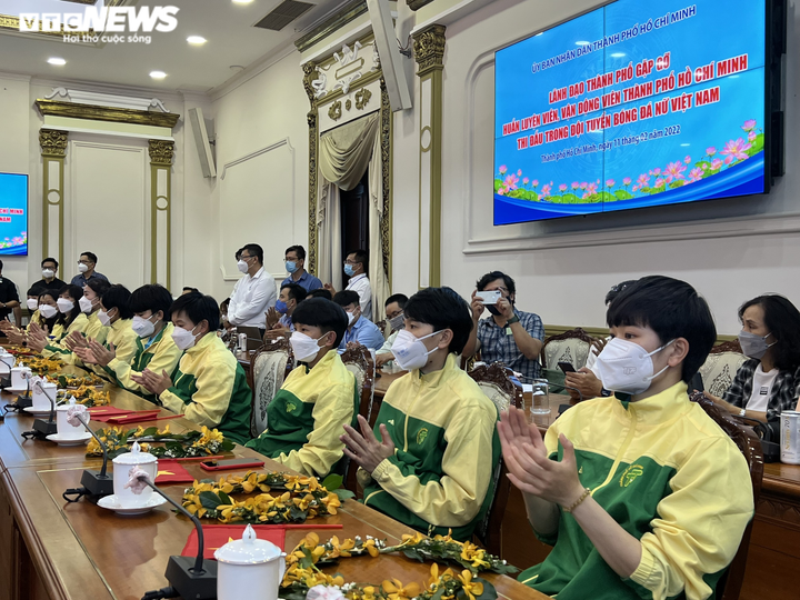 Tuyển nữ Việt Nam được CĐV chào đón, diễu hành trên xe buýt 2 tầng ở TP.HCM - 9