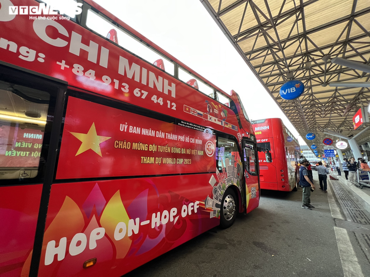 Tuyển nữ Việt Nam được CĐV chào đón, diễu hành trên xe buýt 2 tầng ở TP.HCM - 5