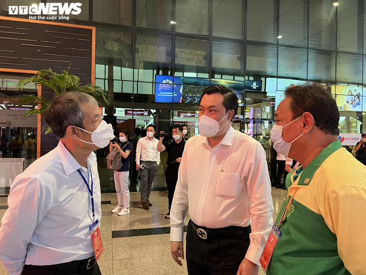 Tuyển nữ Việt Nam được CĐV chào đón, diễu hành trên xe buýt 2 tầng ở TP.HCM - 4