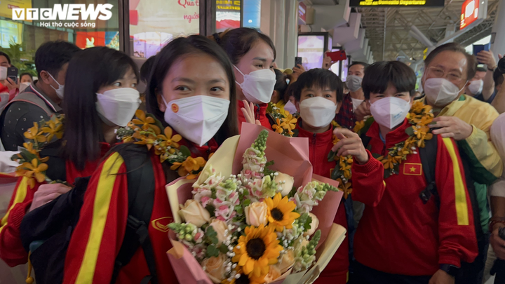 Tuyển nữ Việt Nam được CĐV chào đón, diễu hành trên xe buýt 2 tầng ở TP.HCM - 1