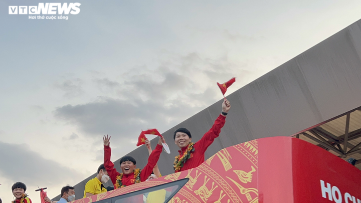 Tuyển nữ Việt Nam được CĐV chào đón, diễu hành trên xe buýt 2 tầng ở TP.HCM - 6