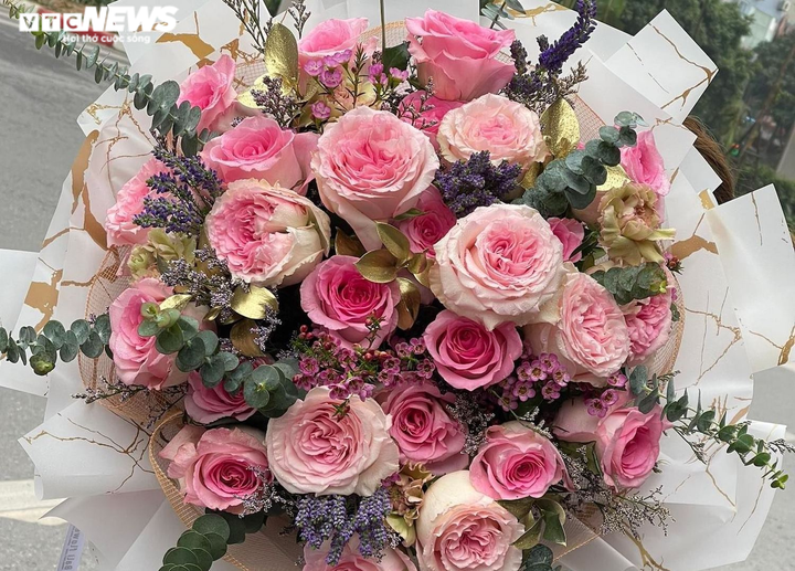 Mùa Valentine: Hoa tươi đội giá gấp đôi, chủ hàng hoa ngao ngán - 1