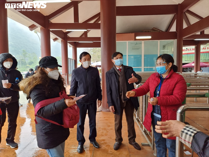 Du khách không đeo khẩu trang, vô tư đánh bài trên đò khi trẩy hội chùa Hương - 11