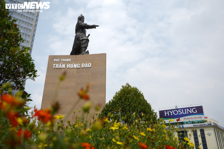 Ảnh: Khu vực tượng đài Trần Hưng Đạo ở TP.HCM thay 'áo mới' - 7