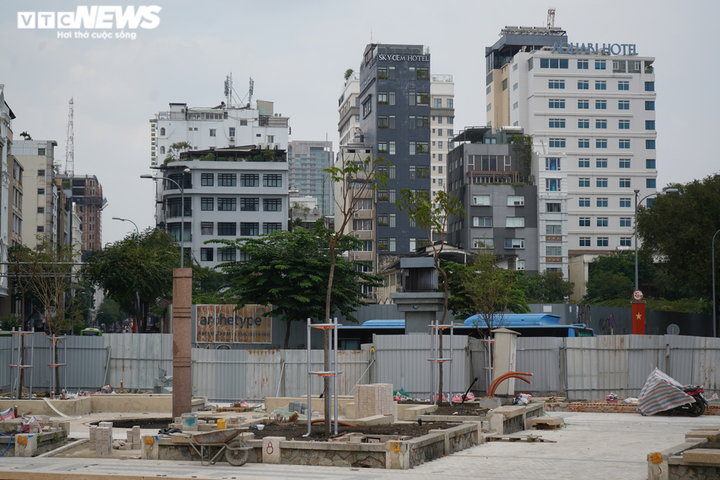 Ảnh: Khu vực tượng đài Trần Hưng Đạo ở TP.HCM thay 'áo mới' - 5