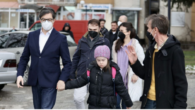 Tổng thống đích thân đưa bé gái bị bắt nạt tới trường - 1