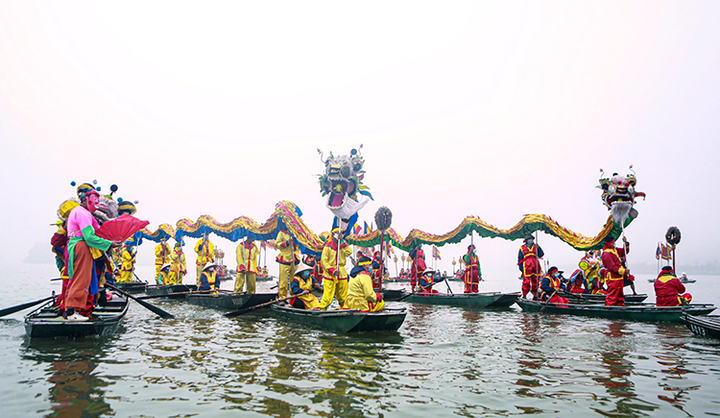 Ảnh: Độc đáo ngồi thuyền rước nước trong ngày khai xuân chùa Tam Chúc, Hà Nam - 4