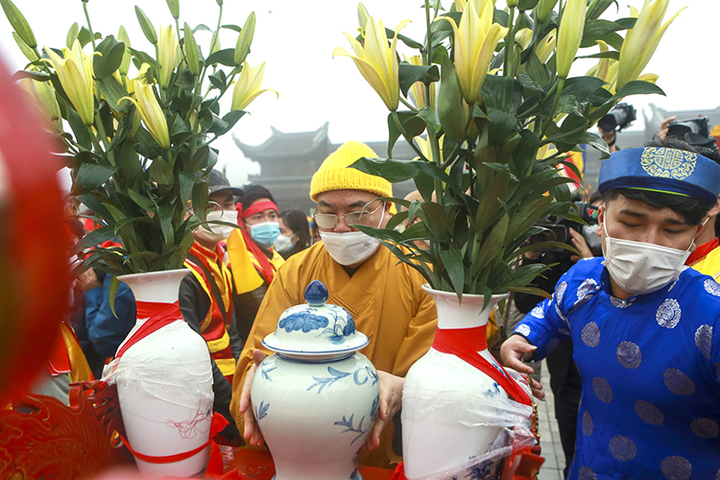 Ảnh: Độc đáo ngồi thuyền rước nước trong ngày khai xuân chùa Tam Chúc, Hà Nam - 11