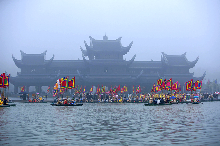 Ảnh: Độc đáo ngồi thuyền rước nước trong ngày khai xuân chùa Tam Chúc, Hà Nam - 1