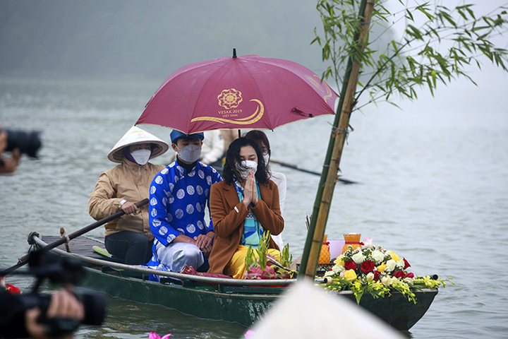 Ảnh: Độc đáo ngồi thuyền rước nước trong ngày khai xuân chùa Tam Chúc, Hà Nam - 5