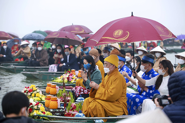 Ảnh: Độc đáo ngồi thuyền rước nước trong ngày khai xuân chùa Tam Chúc, Hà Nam - 6