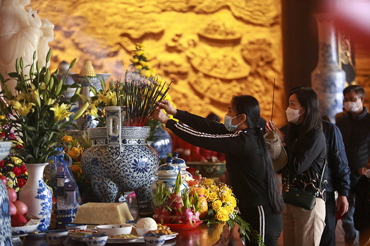 Ảnh: Độc đáo ngồi thuyền rước nước trong ngày khai xuân chùa Tam Chúc, Hà Nam - 13