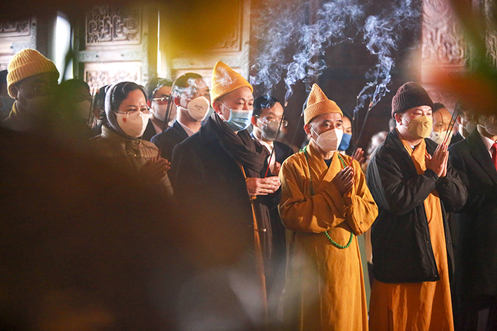 Ảnh: Độc đáo ngồi thuyền rước nước trong ngày khai xuân chùa Tam Chúc, Hà Nam - 12