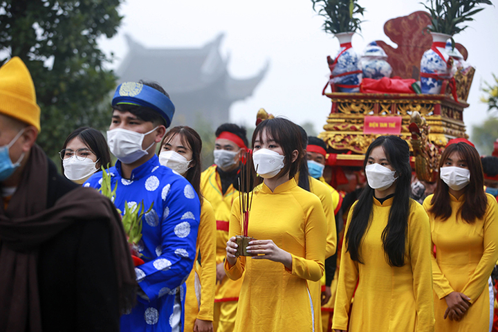 Ảnh: Độc đáo ngồi thuyền rước nước trong ngày khai xuân chùa Tam Chúc, Hà Nam - 10