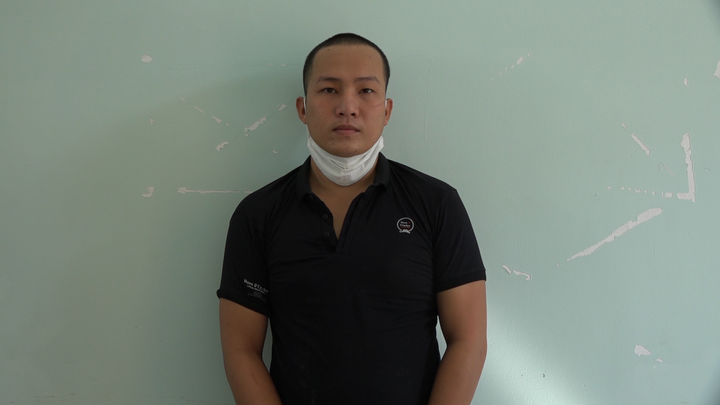 Nam thanh niên tưới xăng định đốt công an vì bị dẹp trường gà - 1