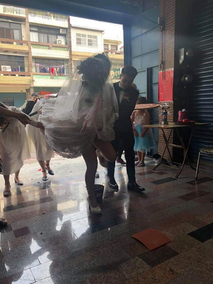 Về nhà chồng, cô dâu ngượng chín mặt vì hành động giúp đỡ quá tay của mọi người - 1