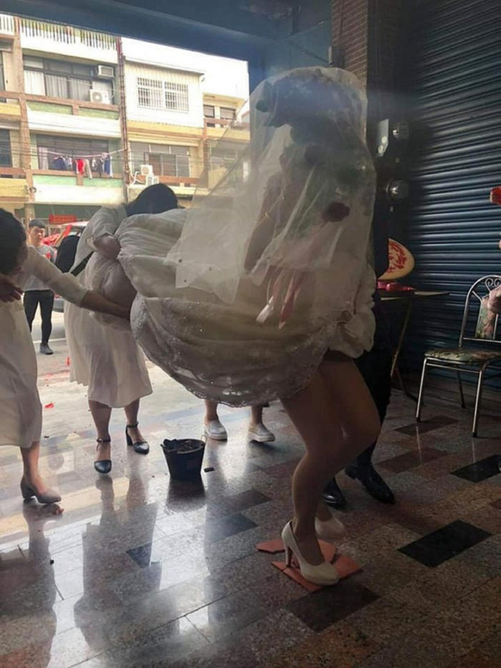 Về nhà chồng, cô dâu ngượng chín mặt vì hành động giúp đỡ quá tay của mọi người - 2