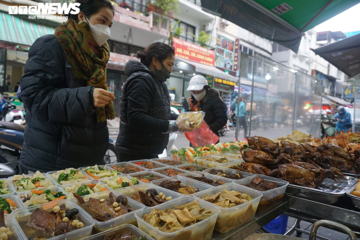 Tất bật bán gà ngậm hoa hồng, xôi ngũ sắc cúng rằm tháng Giêng - 6