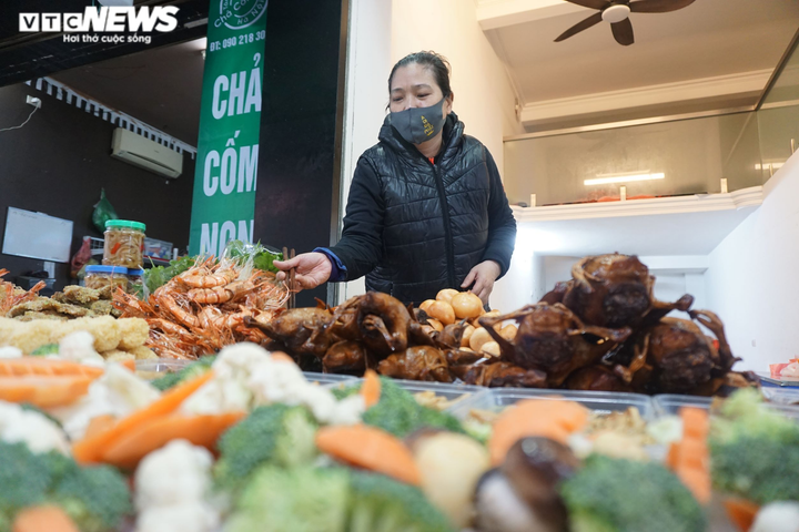 Tất bật bán gà ngậm hoa hồng, xôi ngũ sắc cúng rằm tháng Giêng - 7