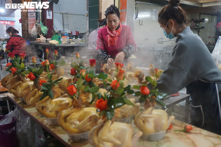 Tất bật bán gà ngậm hoa hồng, xôi ngũ sắc cúng rằm tháng Giêng - 3