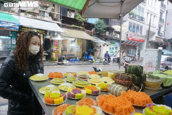 Tất bật bán gà ngậm hoa hồng, xôi ngũ sắc cúng rằm tháng Giêng - 9