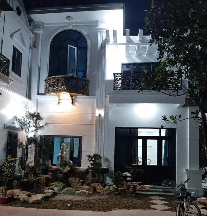 Loạt sao Việt chi tiền tỷ báo hiếu cha mẹ: Xây toàn biệt thự 'to nhất làng' - 1