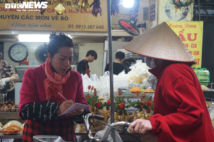 Tất bật bán gà ngậm hoa hồng, xôi ngũ sắc cúng rằm tháng Giêng - 5