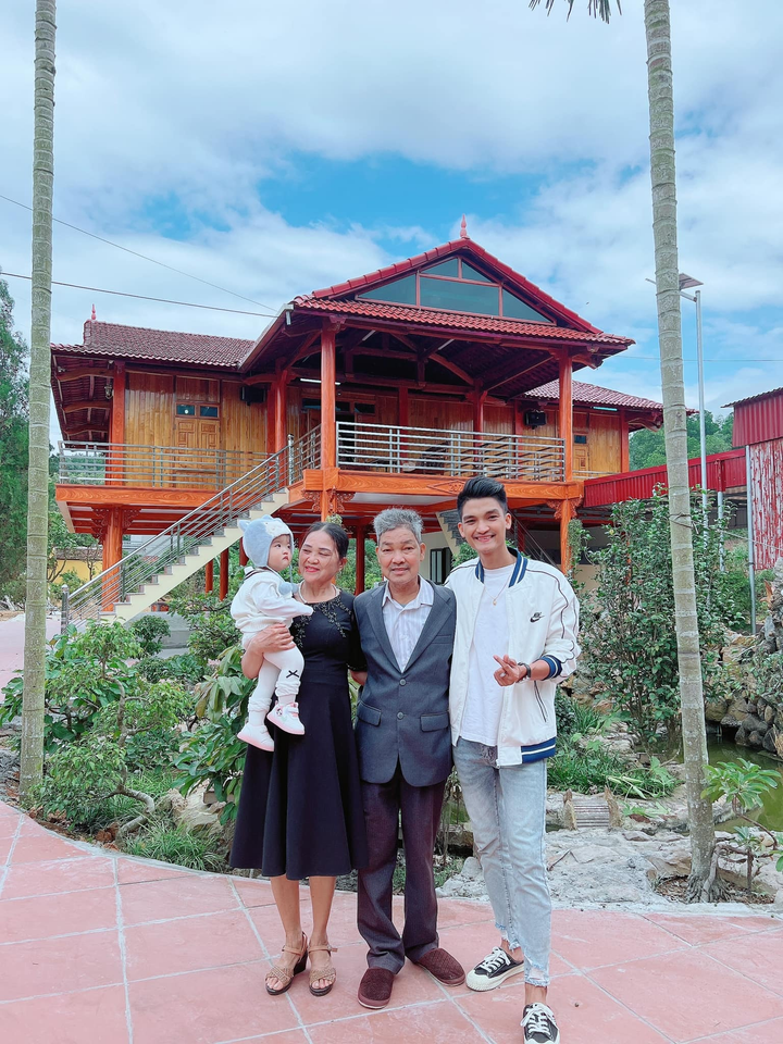 Loạt sao Việt chi tiền tỷ báo hiếu cha mẹ: Xây toàn biệt thự 'to nhất làng' - 4