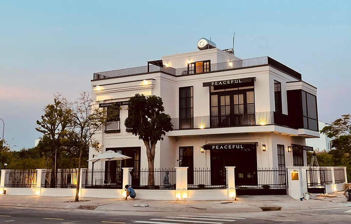 Loạt sao Việt chi tiền tỷ báo hiếu cha mẹ: Xây toàn biệt thự 'to nhất làng' - 8