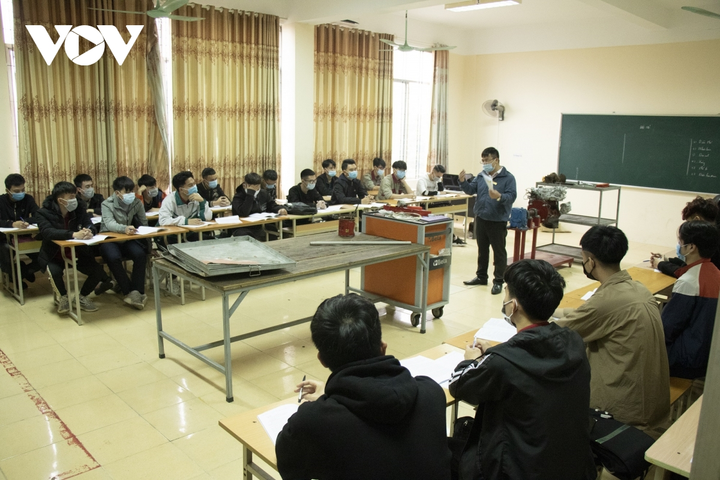 Sinh viên hào hứng trở lại trường, nhận lì xì từ thầy cô đầu năm mới - 15