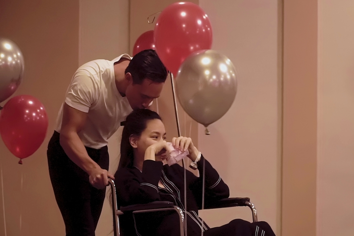 3 màn cầu hôn ngập nước mắt ở Vbiz: Hồ Ngọc Hà để mặt mộc, bật khóc trên xe lăn - 4