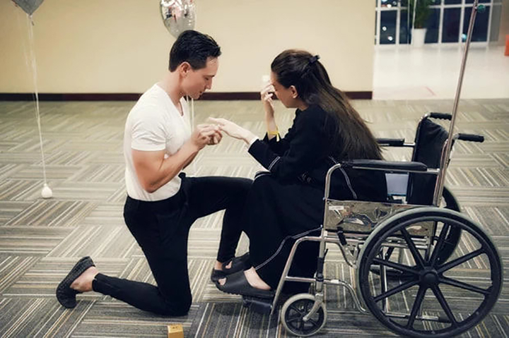 3 màn cầu hôn ngập nước mắt ở Vbiz: Hồ Ngọc Hà để mặt mộc, bật khóc trên xe lăn - 5