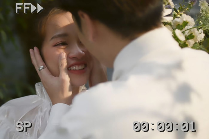 3 màn cầu hôn ngập nước mắt ở Vbiz: Hồ Ngọc Hà để mặt mộc, bật khóc trên xe lăn - 8