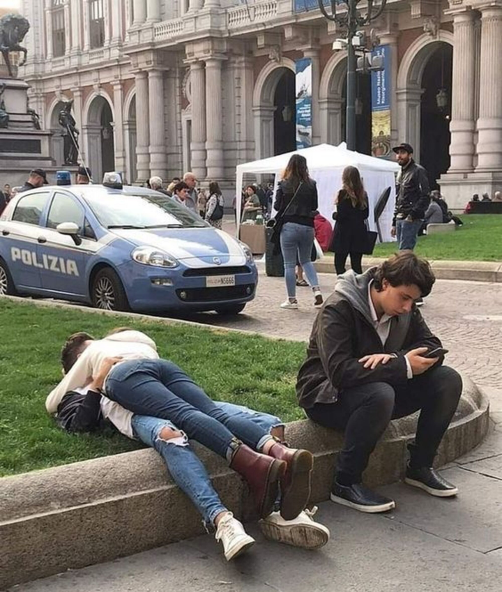 'Nổ mắt' với kiểu thể hiện tình cảm kỳ quặc ở nơi công cộng của hội yêu nhau - 7