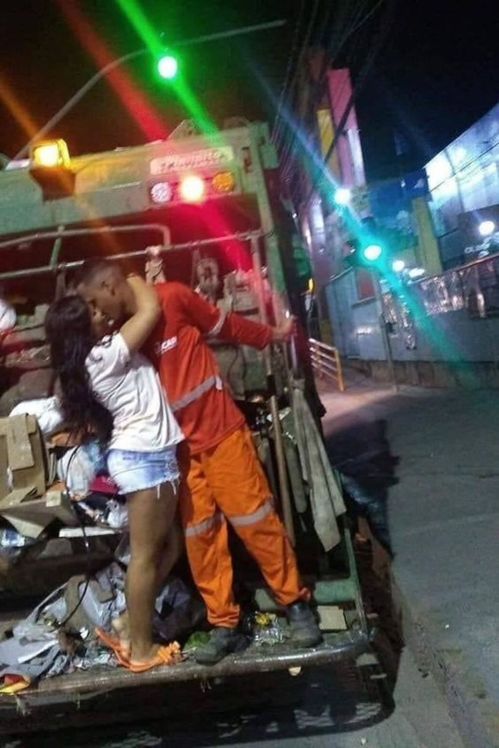 'Nổ mắt' với kiểu thể hiện tình cảm kỳ quặc ở nơi công cộng của hội yêu nhau - 8