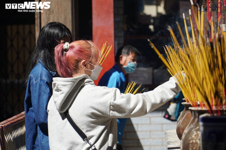 TP.HCM: Nhiều người tới chùa cầu duyên trong ngày Valentine - 4