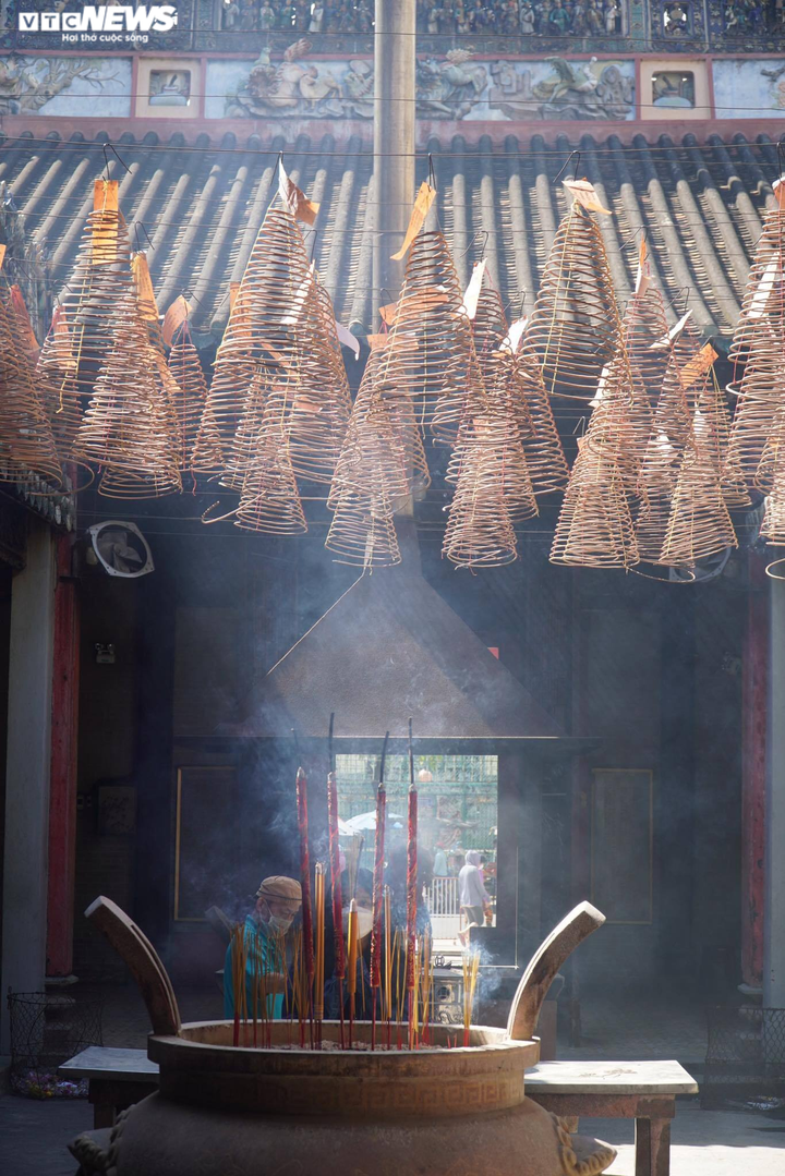 TP.HCM: Nhiều người tới chùa cầu duyên trong ngày Valentine - 2