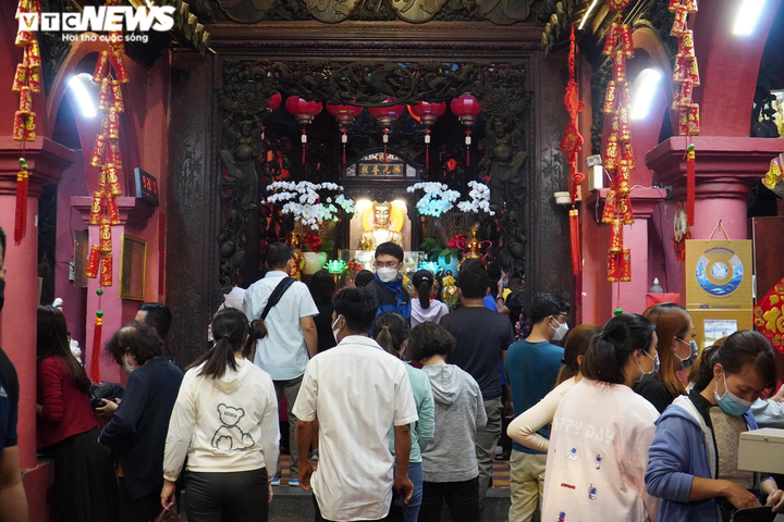 TP.HCM: Nhiều người tới chùa cầu duyên trong ngày Valentine - 8