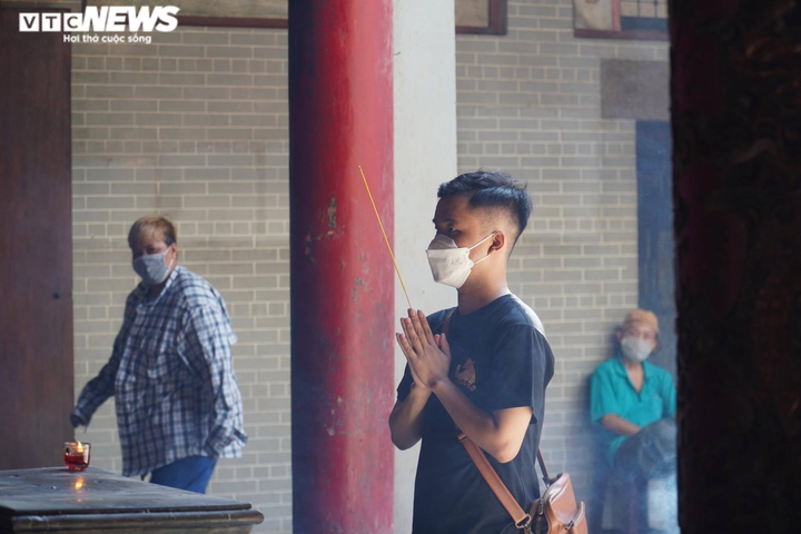 TP.HCM: Nhiều người tới chùa cầu duyên trong ngày Valentine - 6