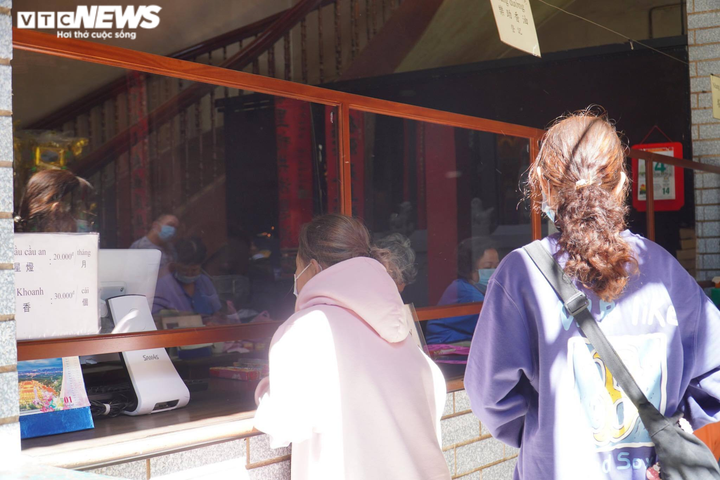 TP.HCM: Nhiều người tới chùa cầu duyên trong ngày Valentine - 3