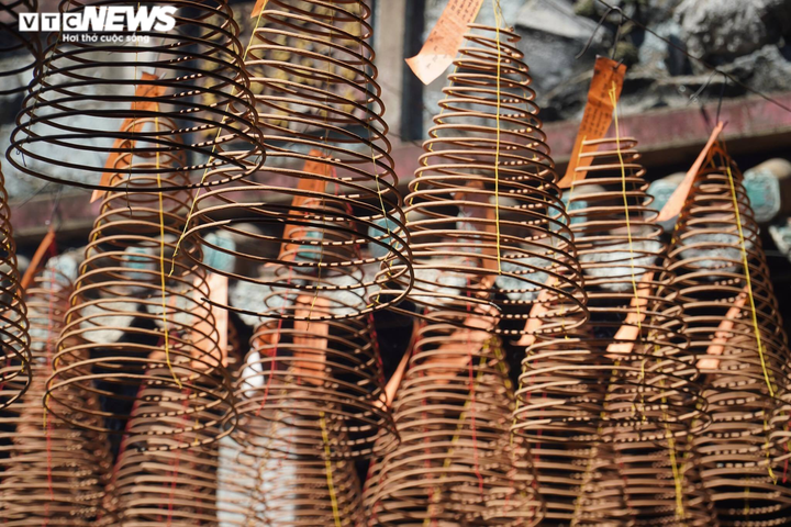 TP.HCM: Nhiều người tới chùa cầu duyên trong ngày Valentine - 12